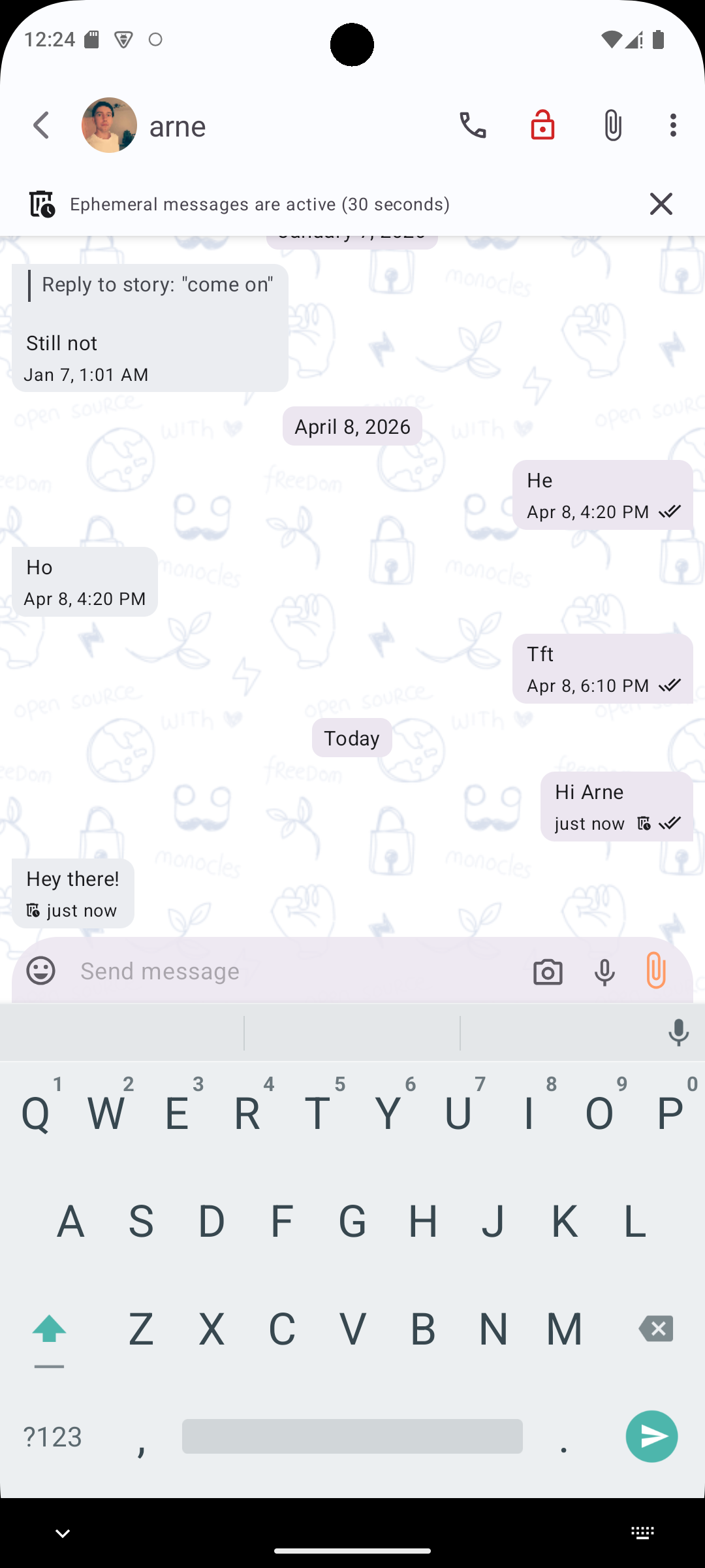 A screenshot of a chat with Arne showing a hint that ephemeral messages are active and two messages with a bin that indicate an ephemeral message